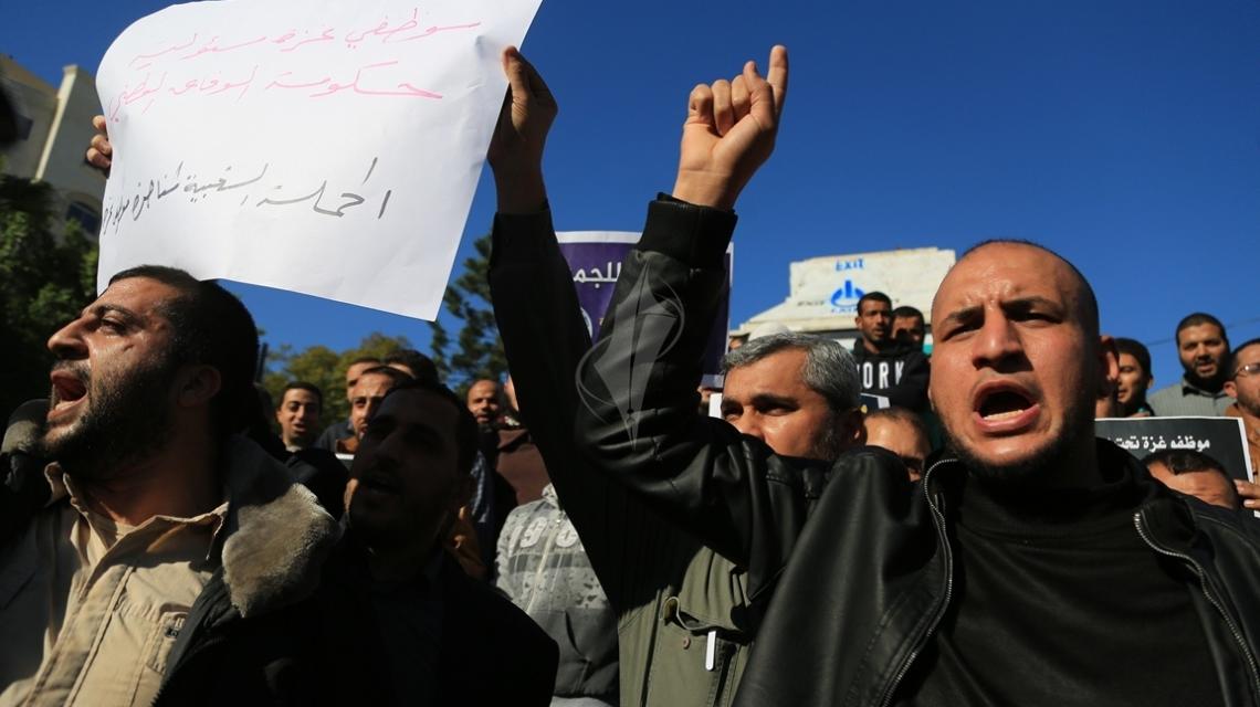 بالصور:اعتصام لموظفي قطاع غزة في ساحة الجندي المجهول بغزة للمطالبة بدفع رواتبهم واعتمادهم أسوة بموظفي رام الله