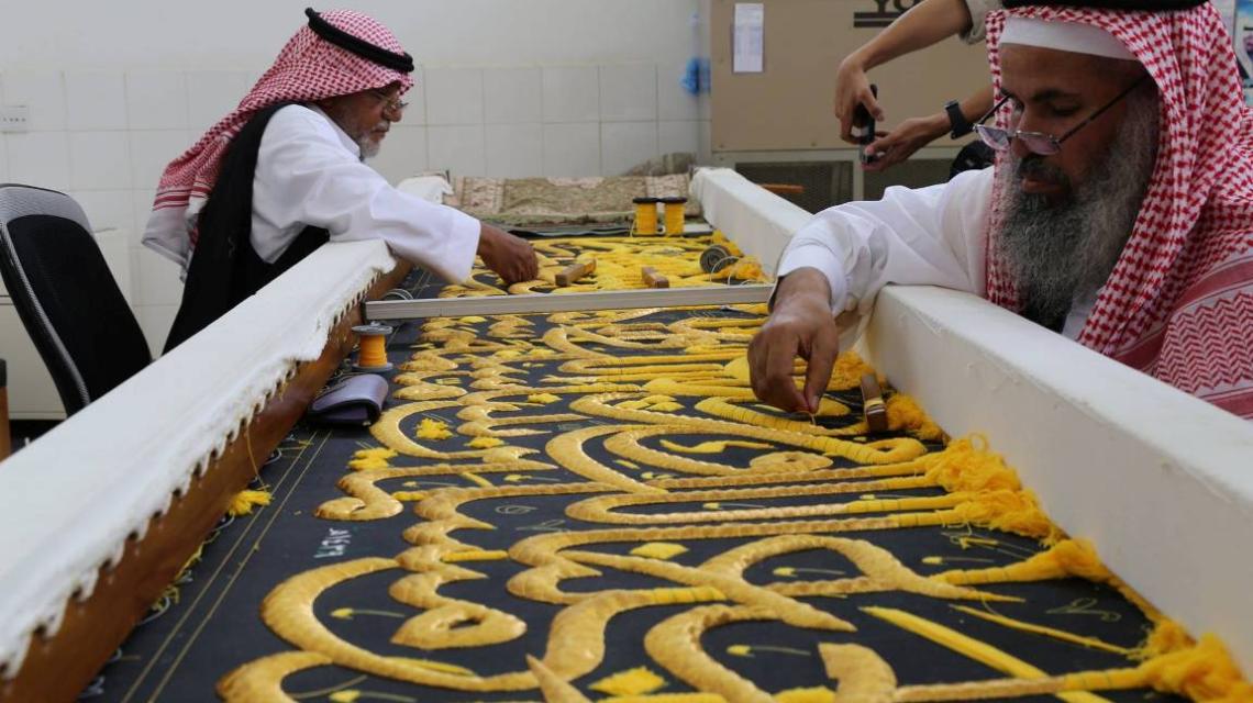 بالصور:الكعبة المشرفة تستعد لارتداء كسوتها الجديدة بتكلفة تقدر بـ22 مليون ريال سعودي