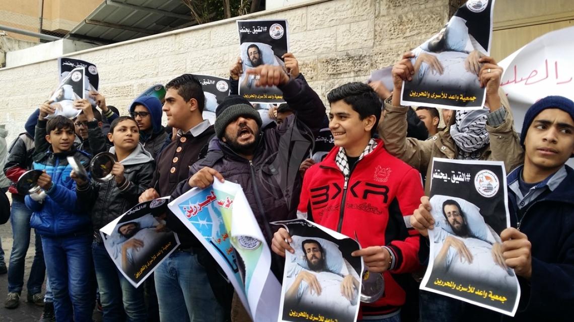بالصور:غاضبون يعتصمون امام مقر الصليب الاحمر بغزة للمطالبة بوضع حد لمعاناة الصحفي القيق