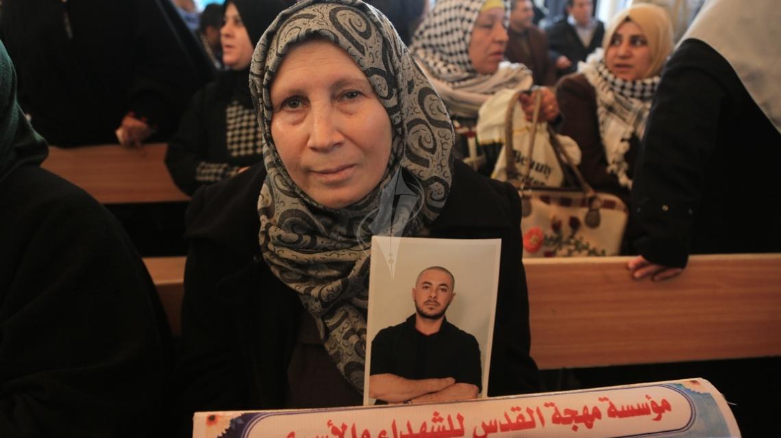 بالصور:اعتصام اهالى الاسرى امام مقر الصليب الاحمر بمدينة غزة