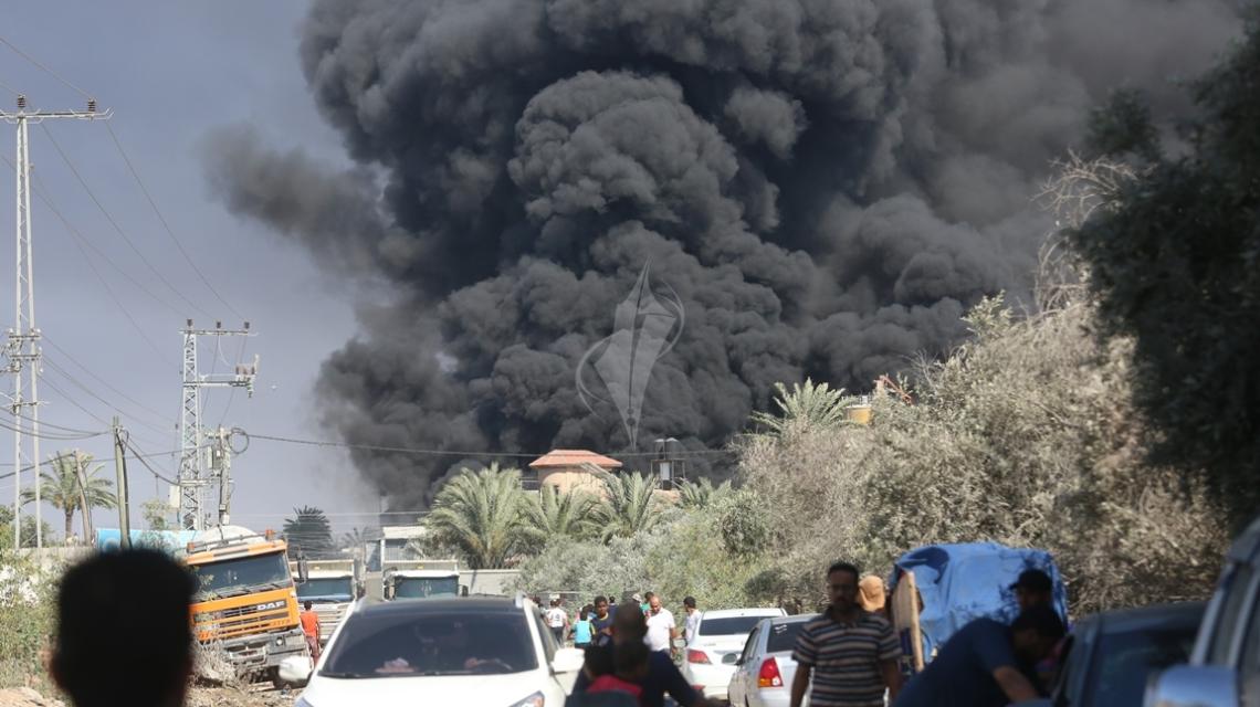 بالصور:حريق هائل بمصنع للبلاستيك في دير البلح