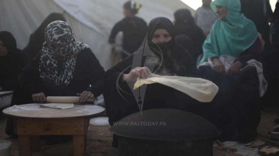 نساء فلسطينيات يُعددنَ خبز الصاج التراثي شرق خانيونس جنوب قطاع غزة 