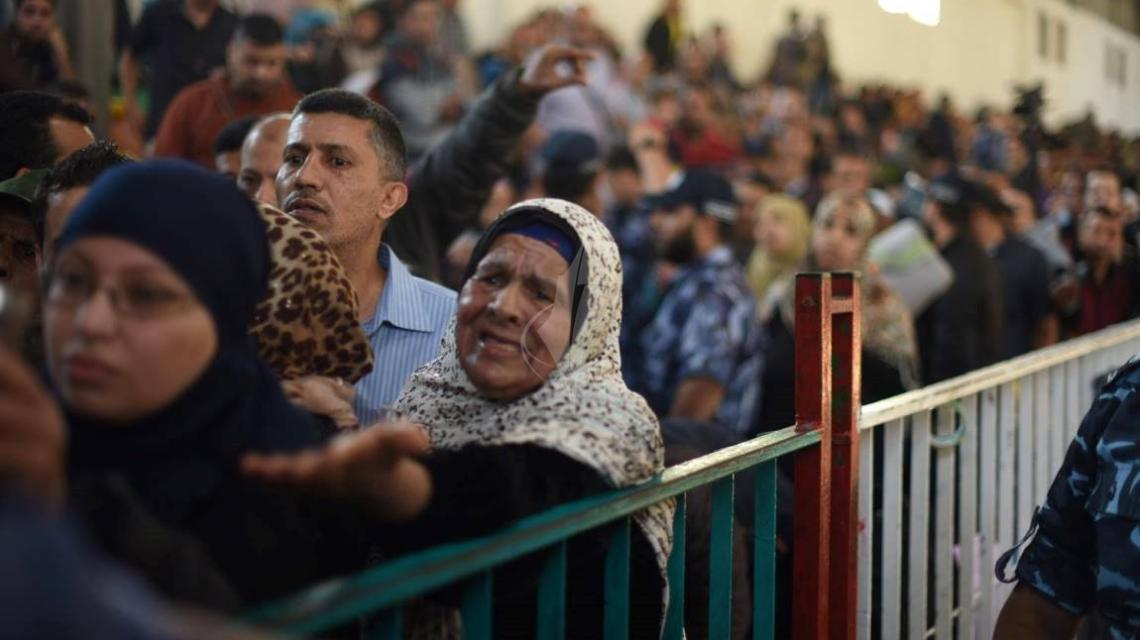 بالصور:معاناة الفلسطينيون خلال مغادرتهم معبر رفح البري