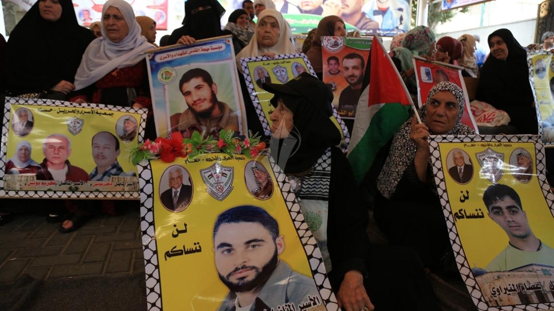 بالصور:اعتصام اهالى الاسرى امام الصليب الاحمر بمدينة غزة