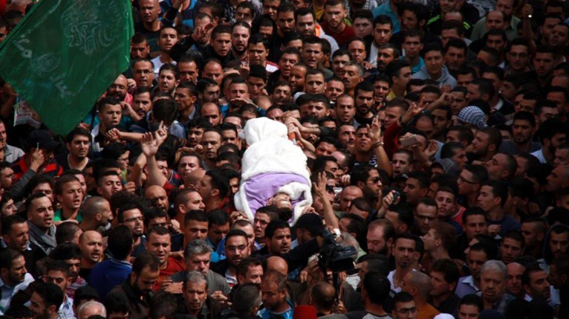 بالصور:جماهير غفيرة تشيع جثمان الشهيد محمد الجعبري الى مثواه الاخير."تصوير: سمر بدر"