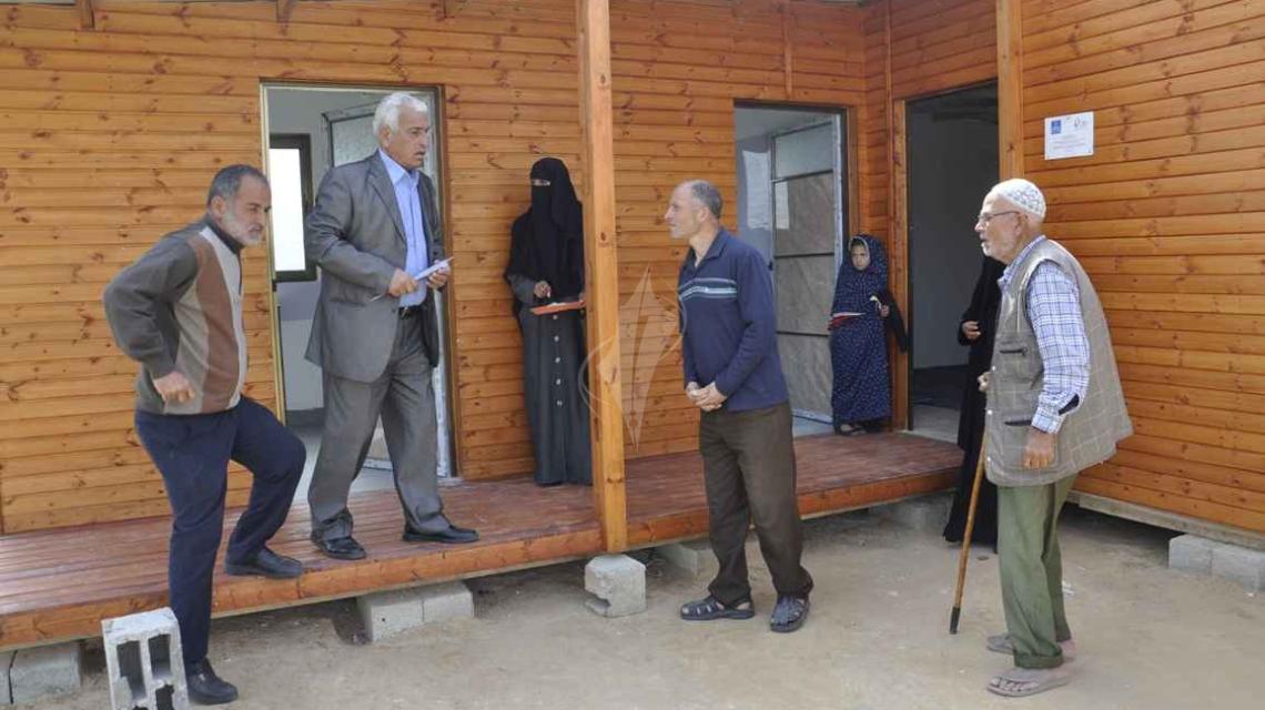تسليم دفعة جديدة من الكرفانات الخشبية لأهالي حي طعيمات في منطقة عبسان الكبيرة شرق خانيونس