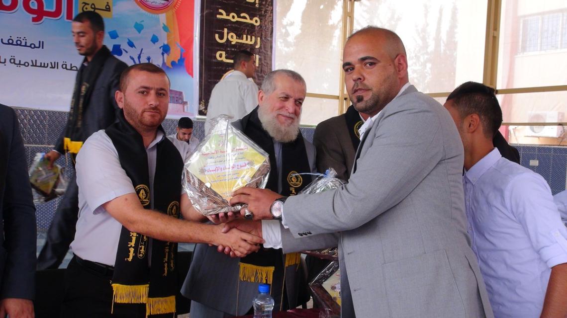 بالصور:في ذكري الشقاقي الرابطة الاسلامية تكريم الطلبة المتفوقين في الكلية العربية برفح