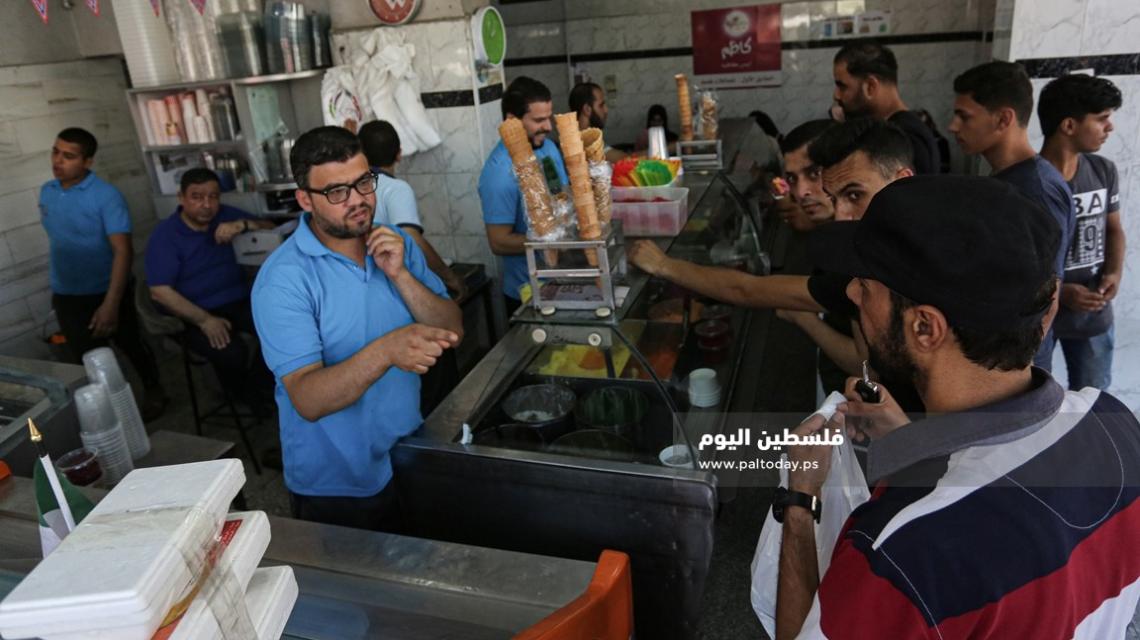 ازدحام أمام محلات بيع المثلجات بسبب ارتفاع الحرارة