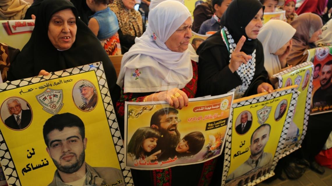 بالصور:اعتصام اهالى الاسرى امام الصليب الاحمر بمدينة غزة