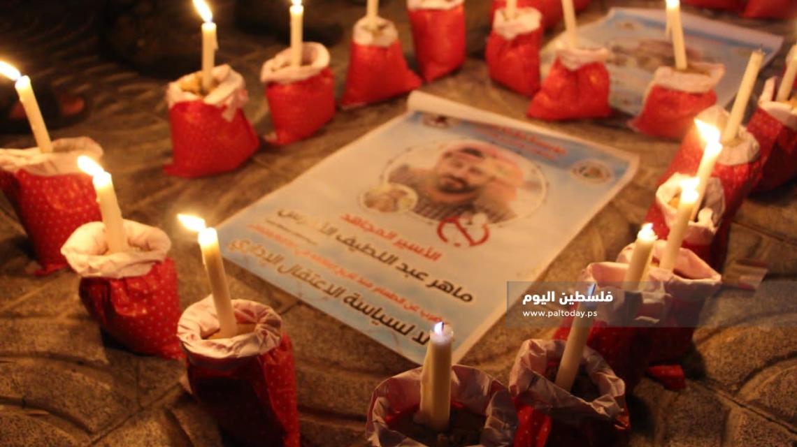 أطفال غزة يضيئون الشموع حزنًا على استمرار معاناة الاسير الأخرس 