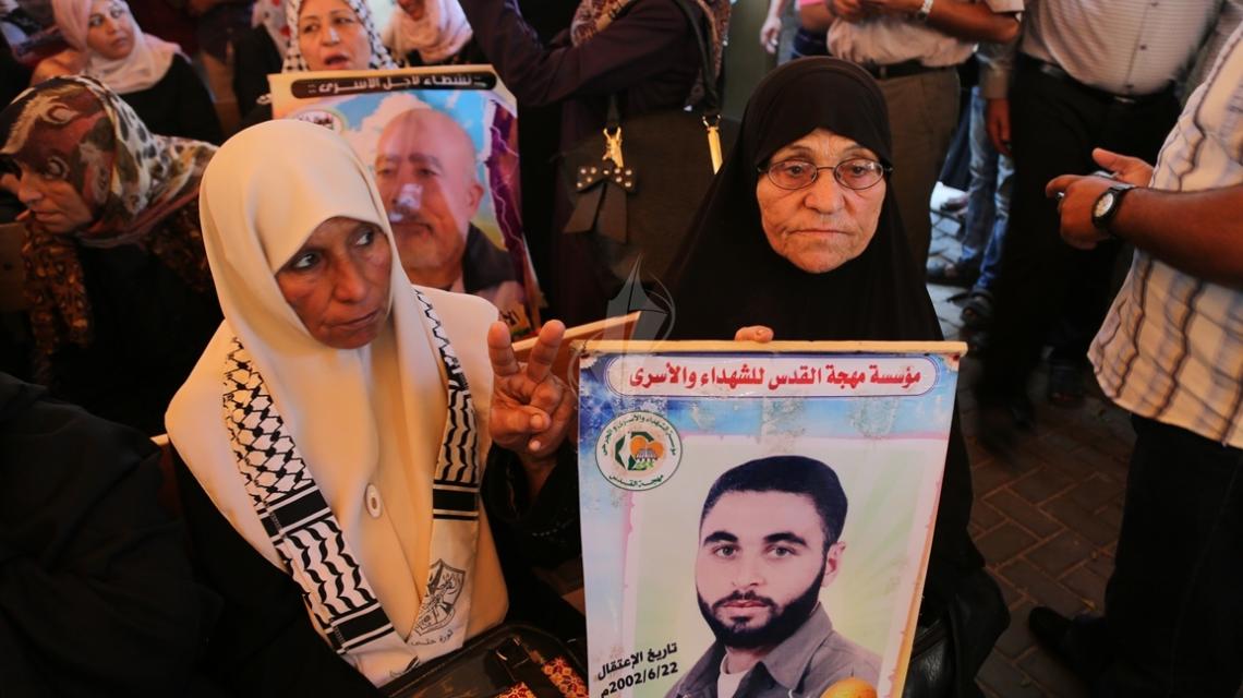 بالصور: اعتصام اهالى الاسرى امام مقر الصليب الاحمر بمدينة غزة