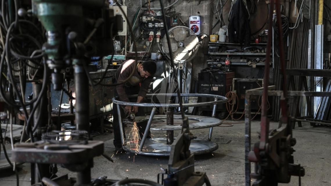 #صور حداد فلسطيني يقوم بصناعة "العاب تسلية" للأطفال في قطاع غزة ويعاني من نقص المواد اللازمة لصناعة تلك الألعاب بسبب الحصار الإسرائيلي