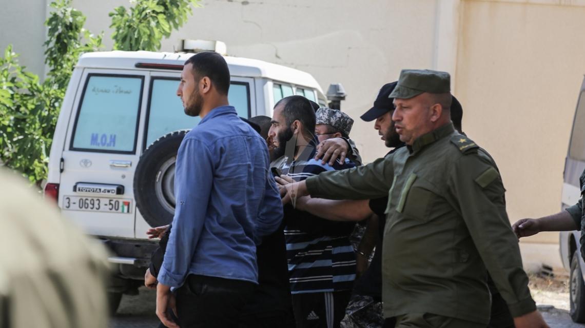 بالصور:قتلة فقها لحظة اصدار الحكم بحق في مقر القضاء العسكري غرب غزة