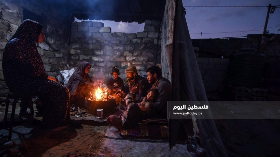 " المنخفض الجوي " الضيف الثقيل على فقراء غزة