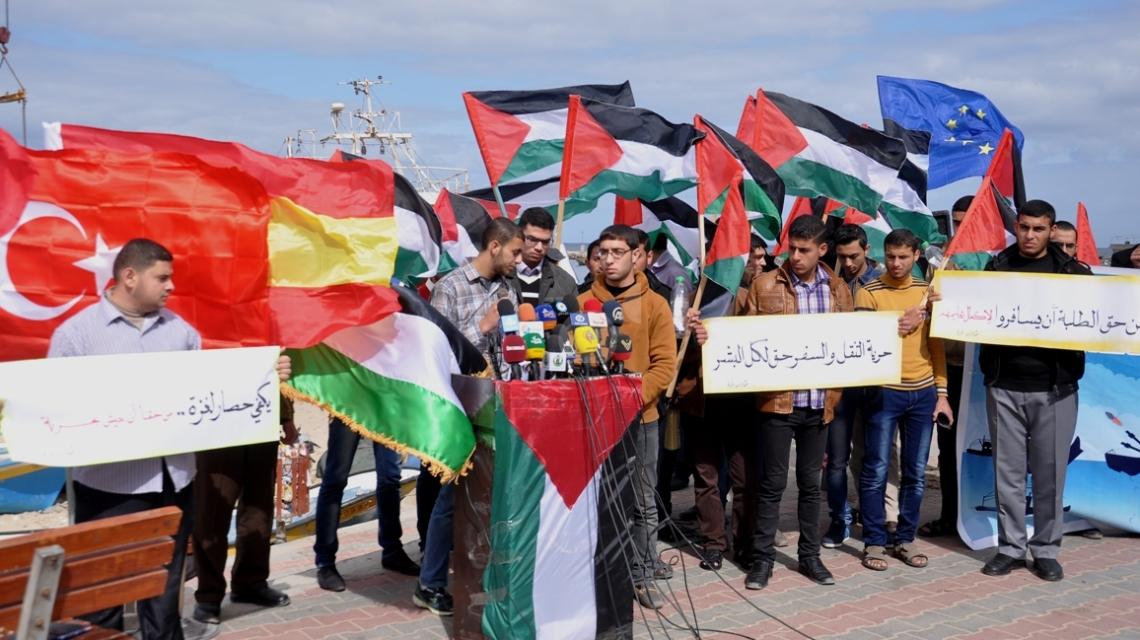 وقفة لطلاب الجامعات بميناء غزة للمطالبة برفع الحصار