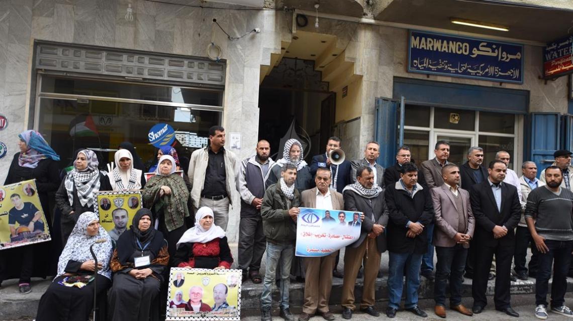 بالصور:أهالي الأسرى بغزة يردون الجميل لفضائية "فلسطين اليوم"