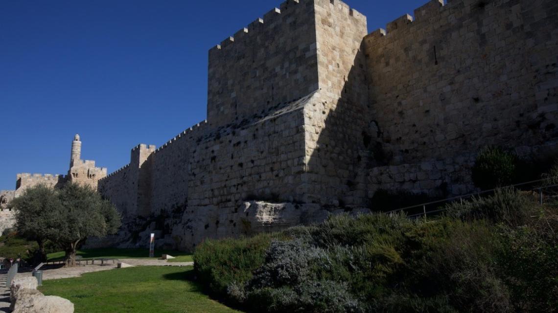 القدس - المنطقة الشمالية الغربية من مدينة القدس حيث يظهر سور المدينة الغربي و جامع القلعة المغلق منذ عام 1967و كنيسة الدورميشن.