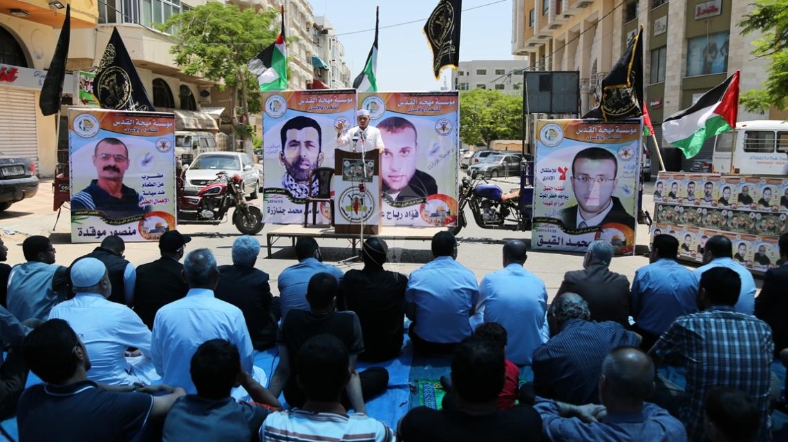 الجهاد تؤدي صلاة الجمعة أمام الصليب دعماً للأسرى المضربين عن الطعام