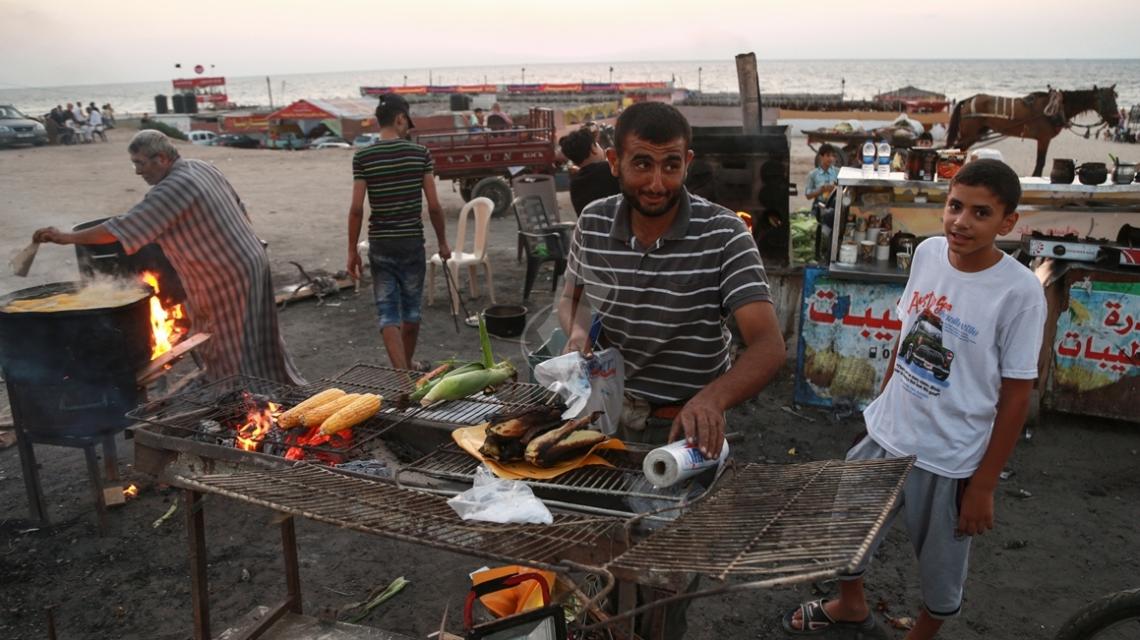 بالصور:"الذرة" توفر فرصة عمل لشبان وأطفال غزيين