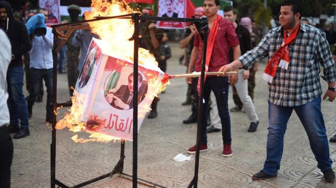 بالصور:الشعبية تحرق أبو مازن في غزة