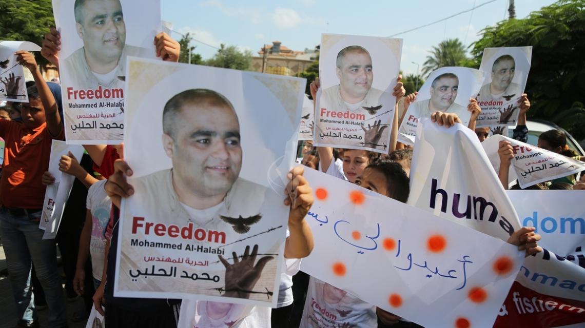 بالصور:وقفة لمجموعة أطفال أمام الأمم المتحدة بغزة للمطالبة بالافراج عن مدير مؤسسة "ورد فيجين" بغزة محمد الحلبى