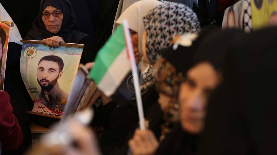 بالصور:اعتصام اهالى الاسرى امام الصليب الاحمر بمدينة غزة
