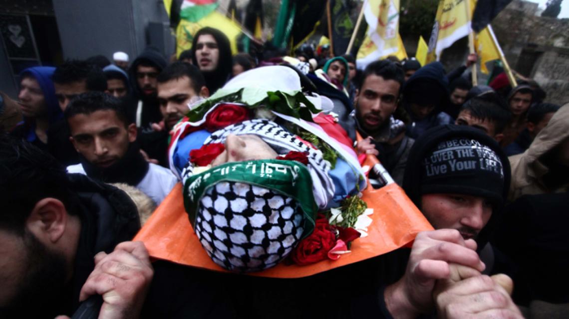 بالصور:- مواطنون يشيعدون جثمان الشهيد عز الدين رداد 21عاما من بلدة صيدا شمال طولكرم.