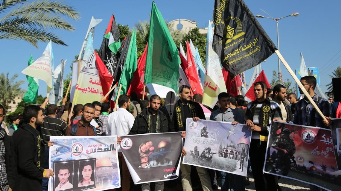 بالصور:الأطر الطلابية تنظم وقفة دعم وإسناد لانتفاضة القدس أمام ساحة الجامعات بغزة