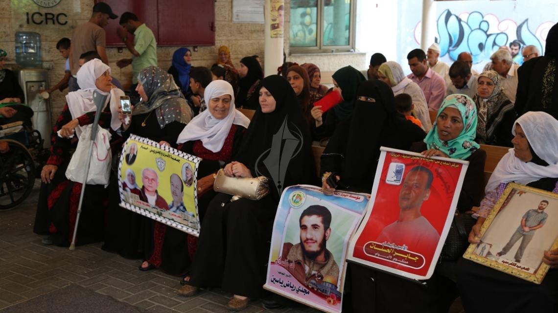 بالصور:اعتصام اهالى الاسرى امام الصليب الاحمر بمدينة غزة
