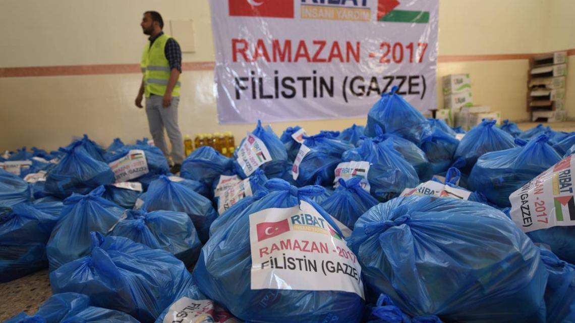 بالصور : جمعية أرض السلام بالتعاون مع مؤسسة الرباط التركية توزع السلة الغذائية لرمضان