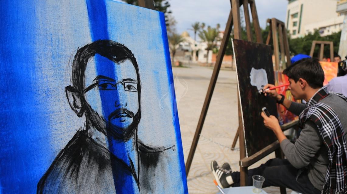 بالصور: تحت رعاية وزارة الثقافة وبالشراكة مع مركز رواسي فلسطين ومنتدى الإعلاميين الفلسطينيين ينظمون وقفة تضامن مع الصحفي القيق بعنوان كلنا معك