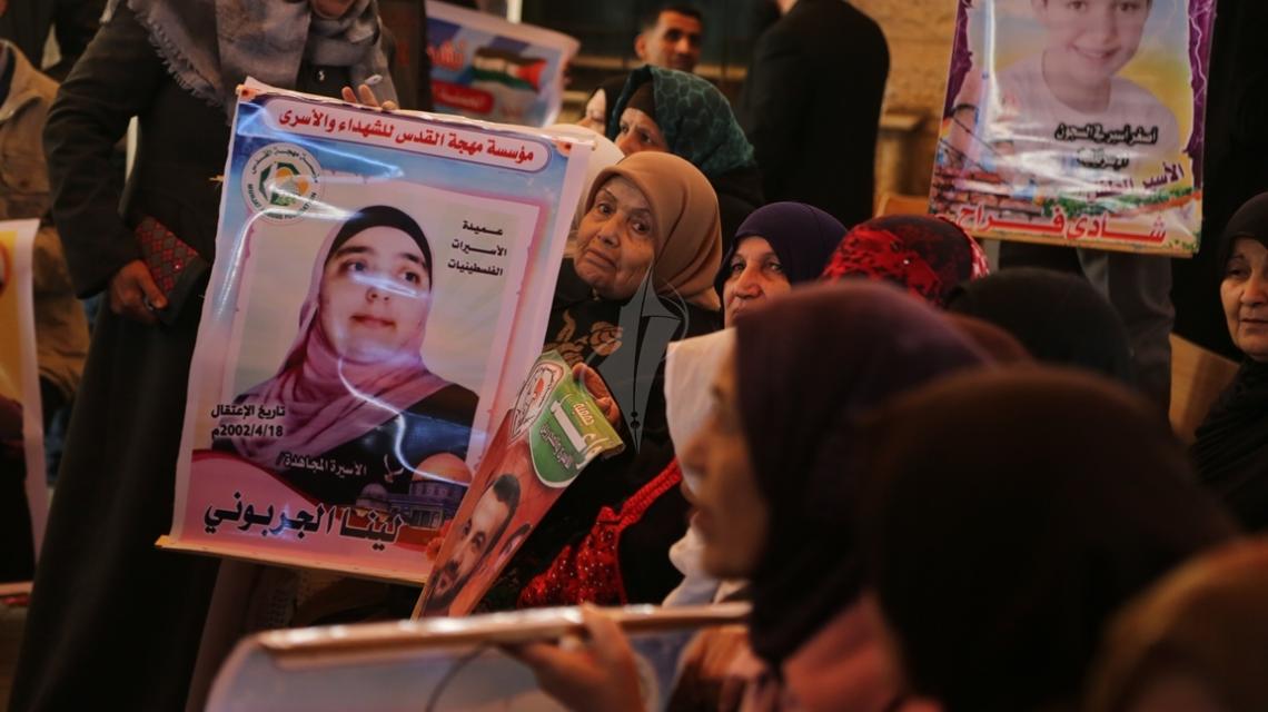 بالصور:اعتصام اهالى الاسرى داخل مقر الصليب الاحمر بغزة