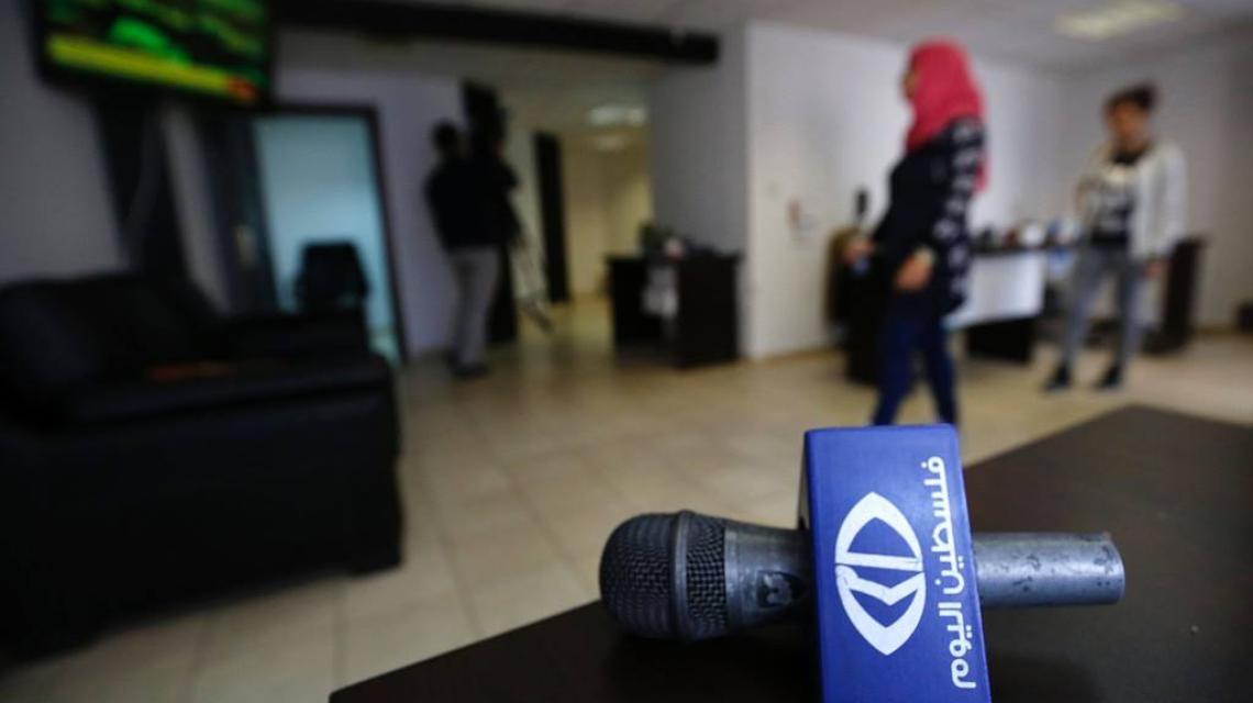 بالصور:اقتحام قوات الاحتلال لمقر فضائية "فلسطين اليوم وشركة ترانس ميديا  واغلاقه في رام الله