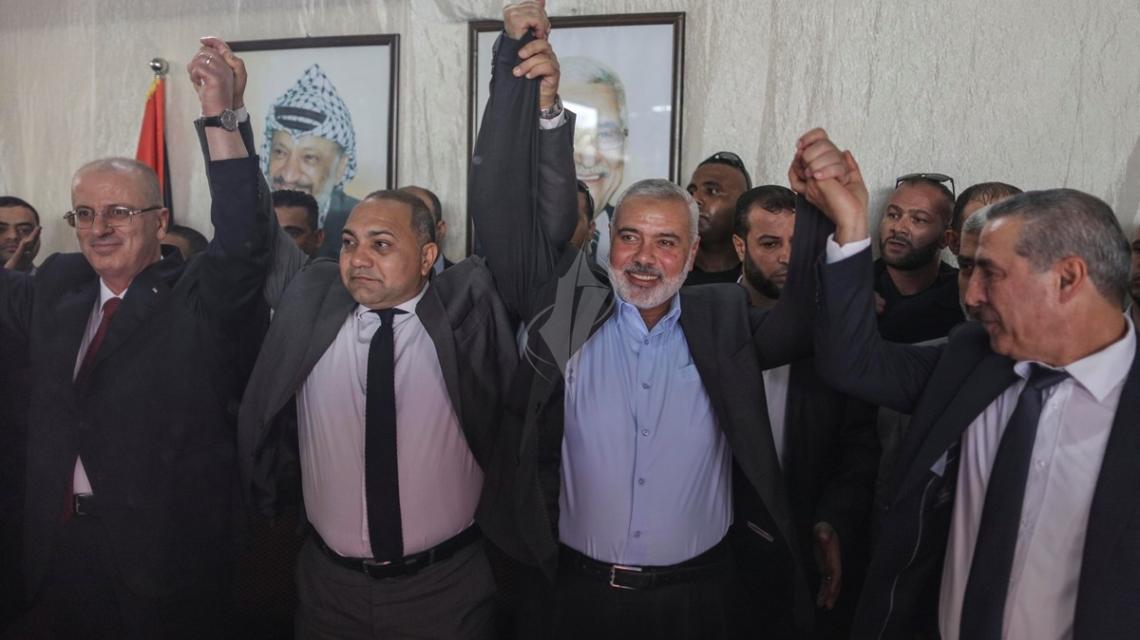 بالصور:رئيس الوزراء والوفد المرافق خلال زيارتهم لمنزل عضو اللجنة المركزية في فتح أحمد حلس شرق غزة