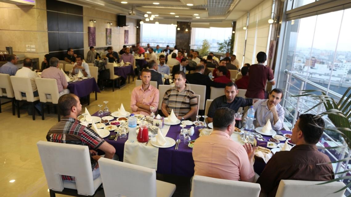 بالصور:افطارا جماعيا تنظمها منظمة الصليب الاحمر بغزة للإعلاميين الفلسطينيين