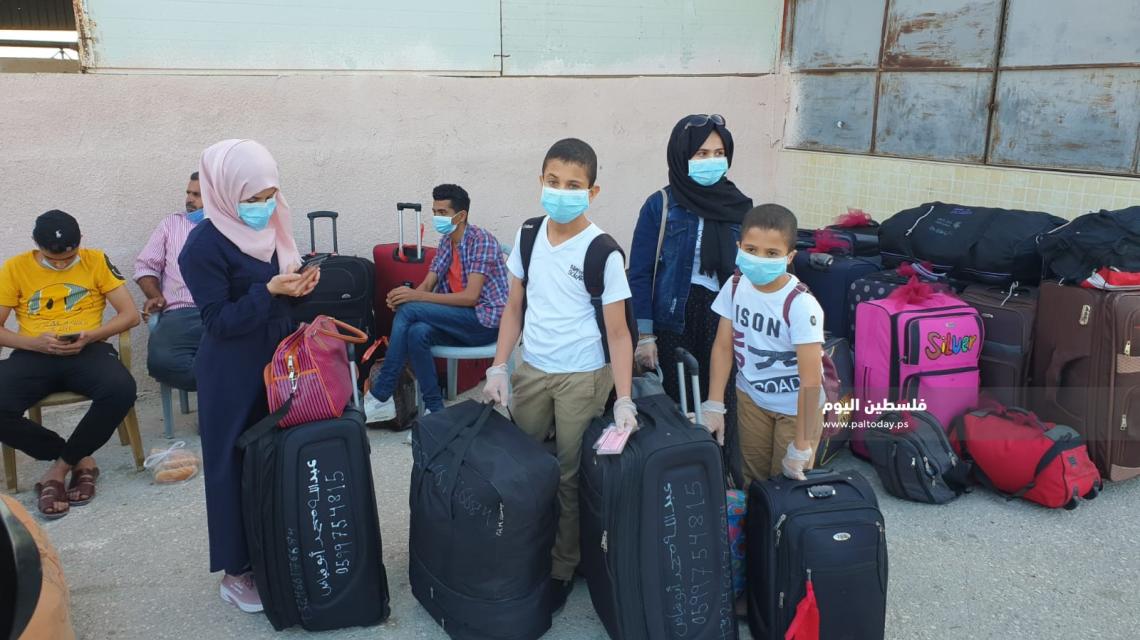 بدء مغادرة المسافرين عبر معبر رفح في أول أيام فتحه استثنائياً