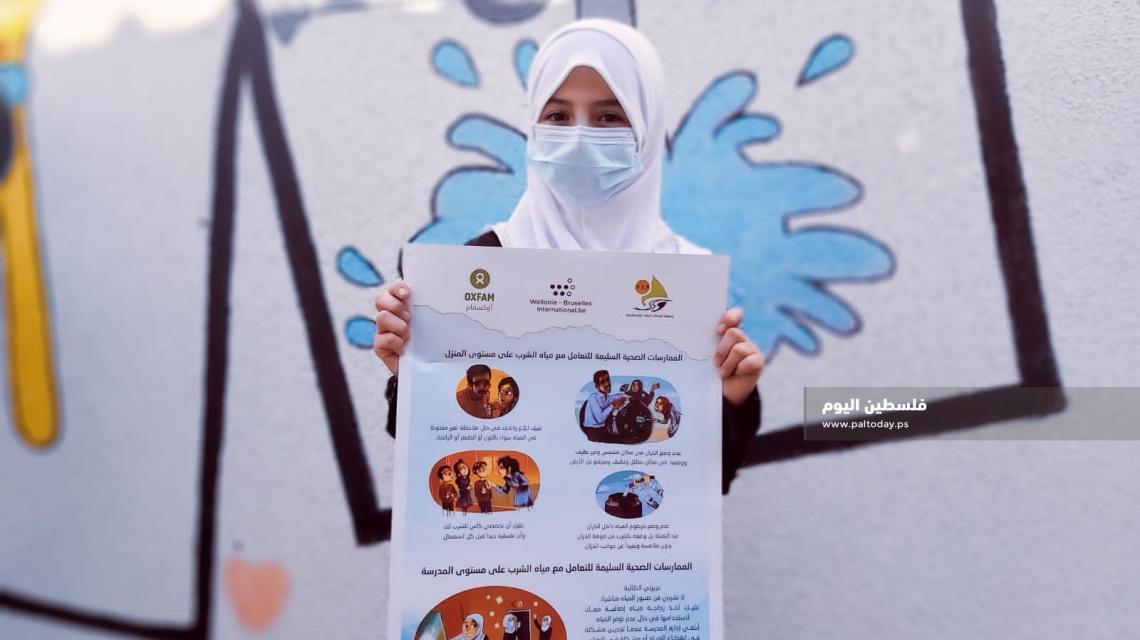 معلمة من غزة تبدع في وسائل شرح مخاطر كورونا للطالبات