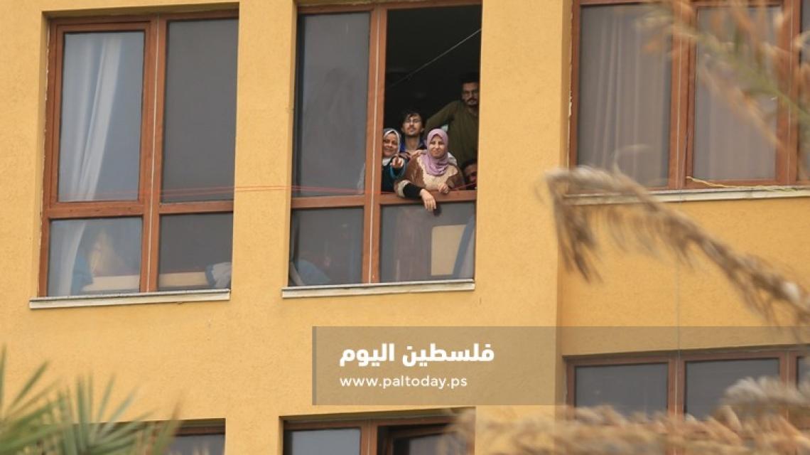 لقطات للمستضافين في فندق المتحف وهم يطلون من النوافذ خلال قضائهم فترة الحجر الصحي