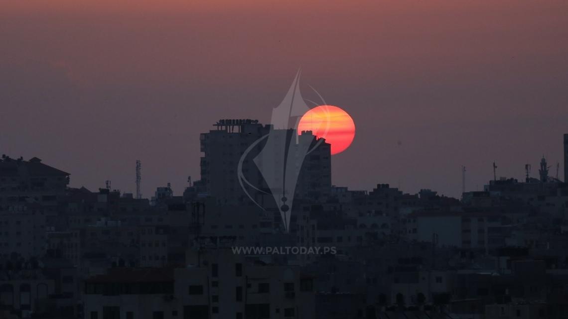شروق الشمس فوق مدينة غزة