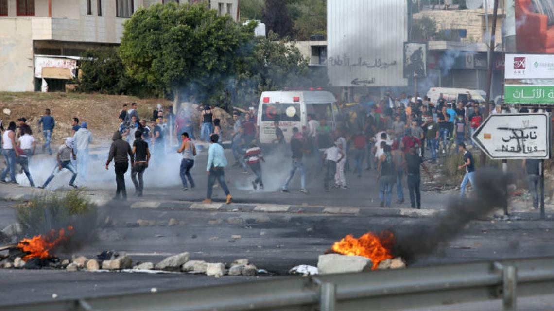 بالصور:مواجهات بين الشبان وجنود الاحتلال بالقرب من حاجز حوارة جنوب نابلس. تصوير: ايمن نوباني