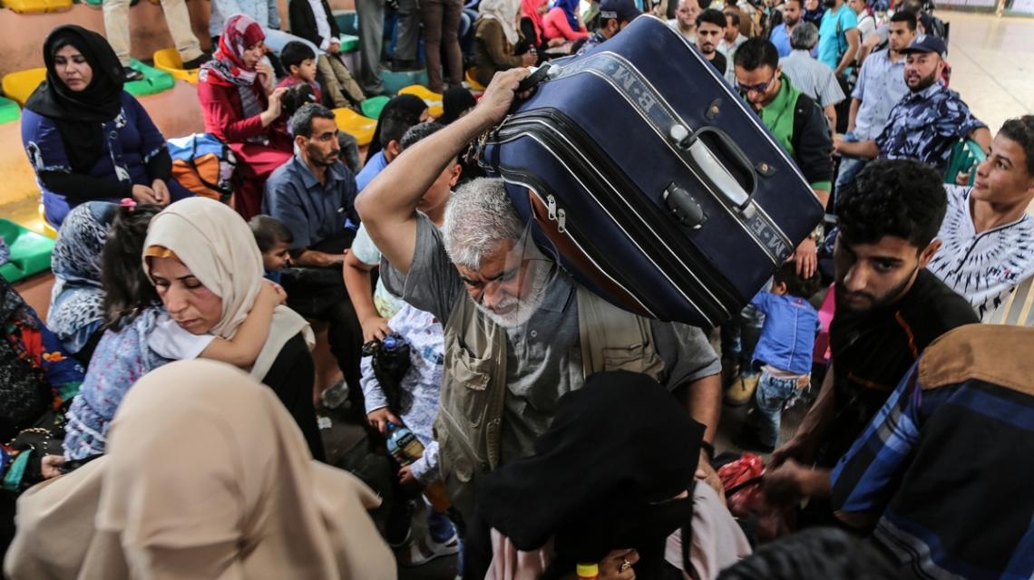 بالصور:مئات المسافرين ينتظرون في صالة أبو يوسف النجار بخانيونس تمهيداً لنقلهم لمعبر رفح