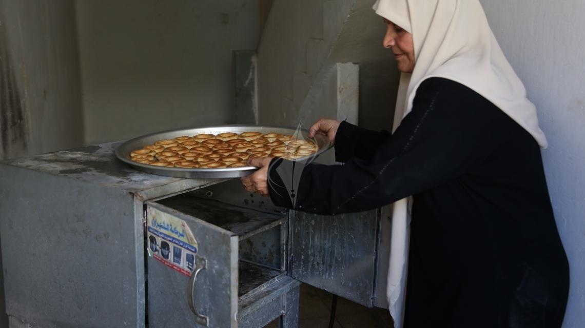 بالصور:نساء فلسطينيات يجهزن كعك العيد بغزة