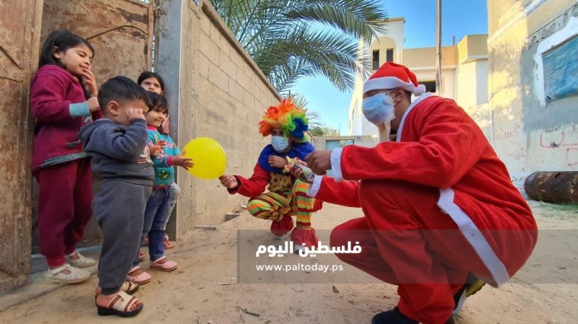 فلسطينيون يرتدون زى بابا نويل يوزعون الهدايا على الاطفال بخان يونس مع نهاية عام 2020