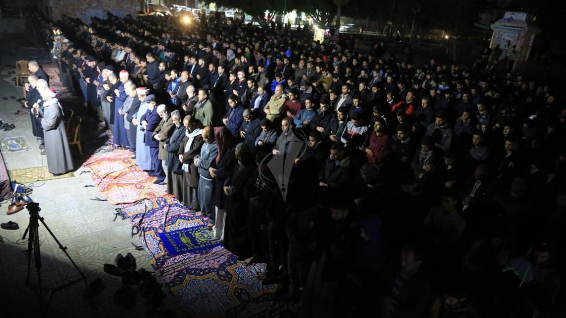 بالصور:الجهاد تؤدي صلاة الغائب على شهداء انتفاضة القدس في الساحات العامة