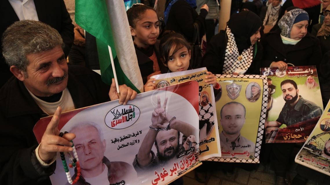 بالصور:اعتصام اهالى الاسرى امام مقر الصليب الاحمر بمدينة غزة