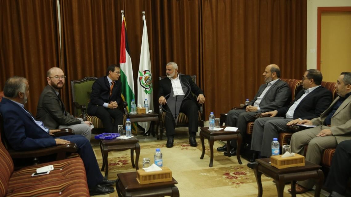بالصور:هنية يلتقي السفير الروسي في مكتبه في قطاع غزة