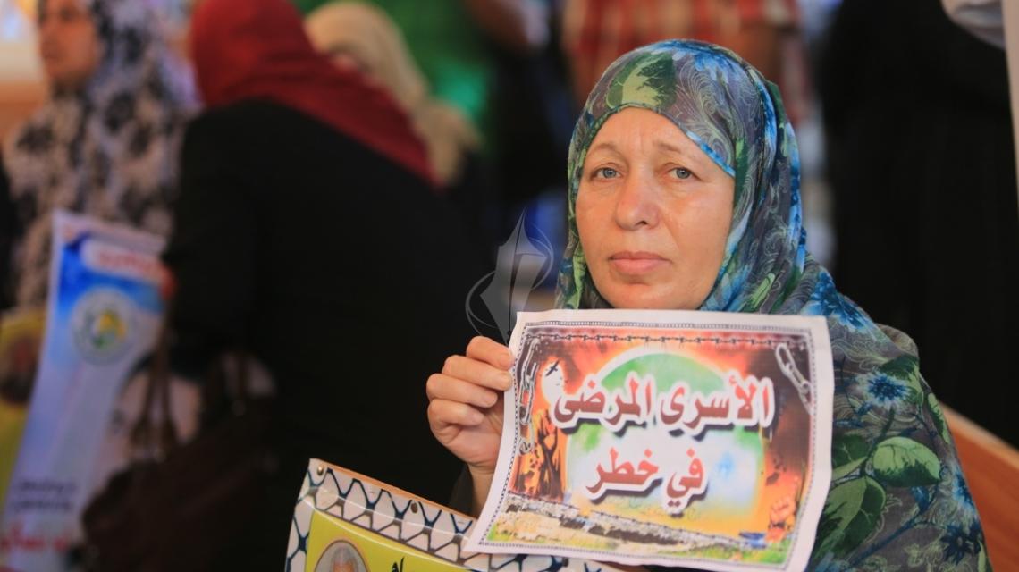 بالصور:اعتصام اهالى الاسرى امام الصليب الاحمر بمدينة غزة