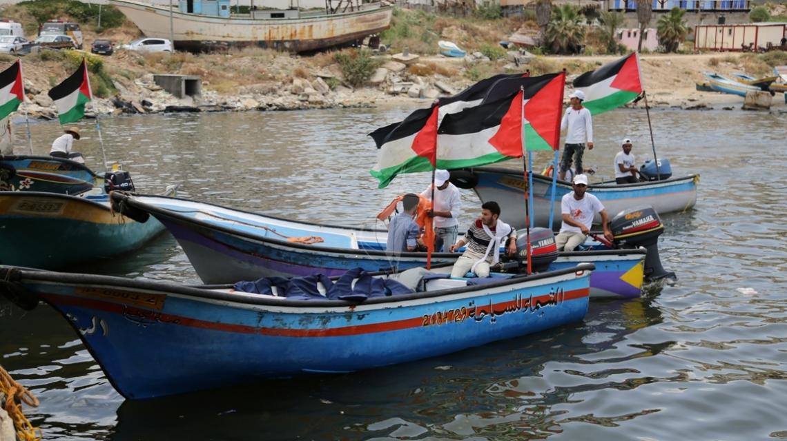 بالصور:مرضى غزة يبحرون في البحر مطالبين بممر مائي يسافرون من خلاله لتلقي العلاج
