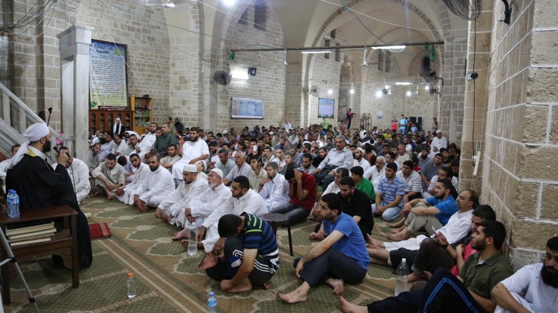 بالصور:شعائر احياء ليلة القدر وصلاة التراويح من المسجد العمرى بغزة