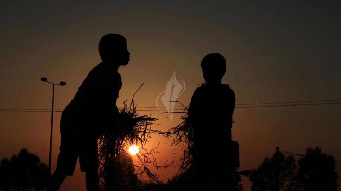 بالصور:أطفال غزة يلهون وقت الغروب بغزة
